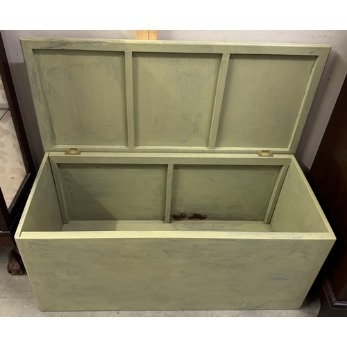 1740N - A wooden toy box