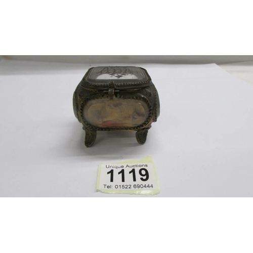 1119 - A small glazed ring casket.