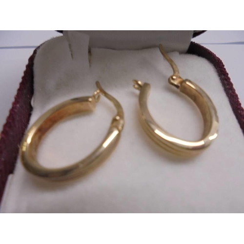 1136 - A pair of ribbed 9ct gold earr hoops. 1.17 grams