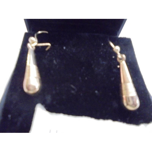 1137 - A pair of pendant drop earrings in 9ct gold, 1 gram