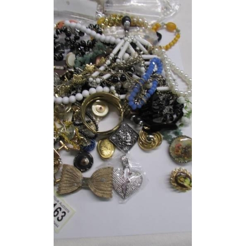 1163 - A large quantity of assorted costume jewellery.