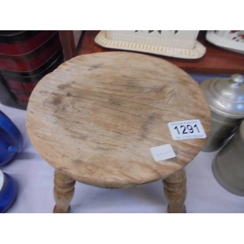 1291 - A Victorian oak milking stool.