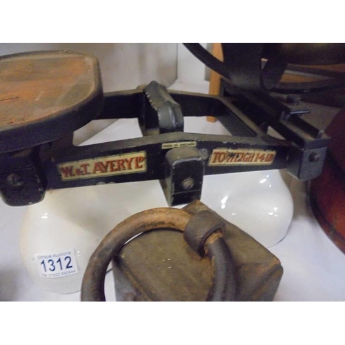 1312 - A large set of vintage Avery cast iron shop scales with brass pan and weights (8oz to 14lbs).