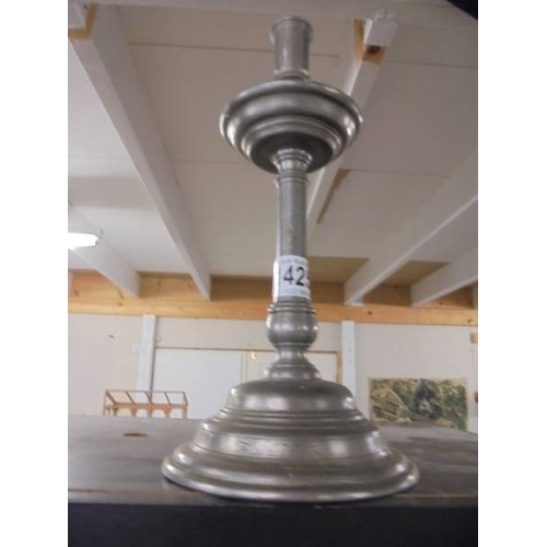 1425 - A good pair of pewter candlesticks.