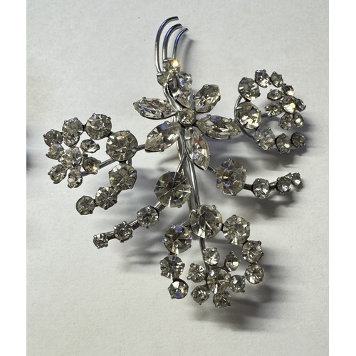 1058 - Two floral spray fashion brooches.