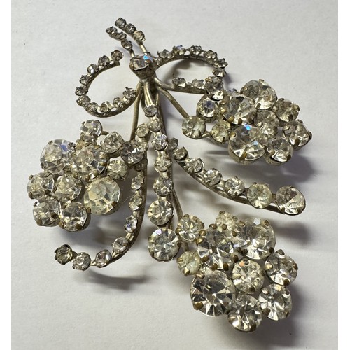 1058 - Two floral spray fashion brooches.