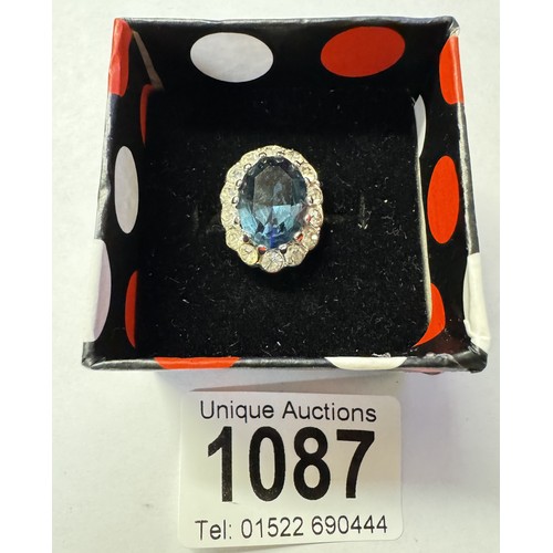 1087 - A natural sapphire and cubic zirconia silver (925) ring.