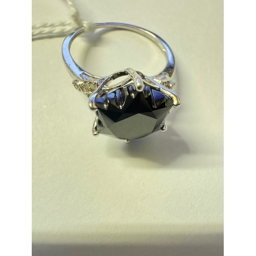 1001 - A 9ct white gold ring set large black stone, size M, 2.99 grams.