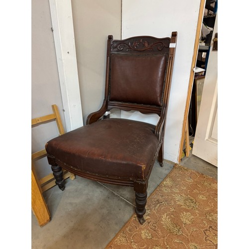 1701 - A Victorian leather parlour chair