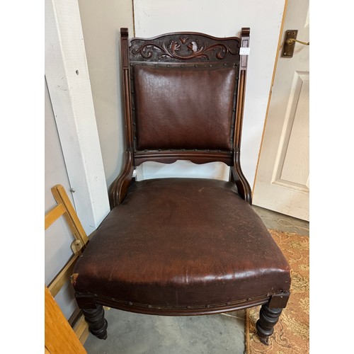 1701 - A Victorian leather parlour chair