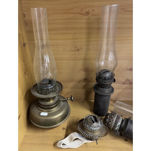 1006 - A selection of brass oil lamps etc