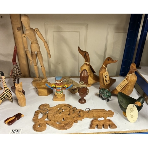 1042 - A quantity of wooden animals etc