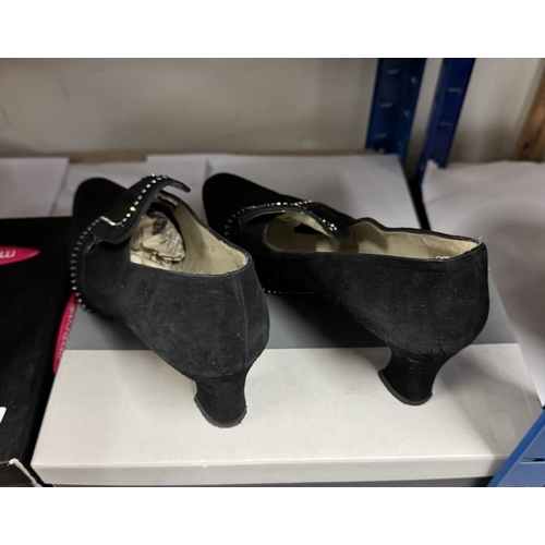 1043 - 3 Decorative pairs of ladies shoes, size 37 x 38 & 39 including Moda in pelle