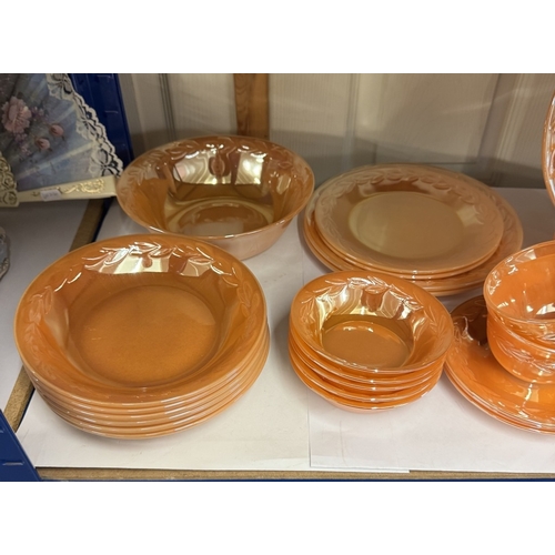 1046 - An American Lustre dinner set