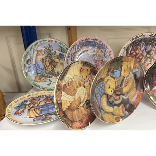 1047 - A quantity of Royal Doulton Teddy Bear collectors plates