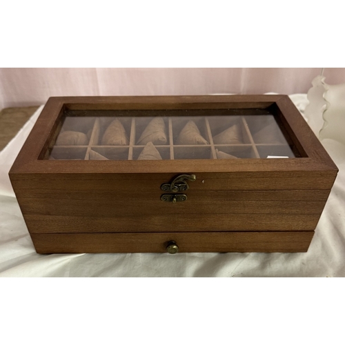 1050 - A modern jewellery box with drawer