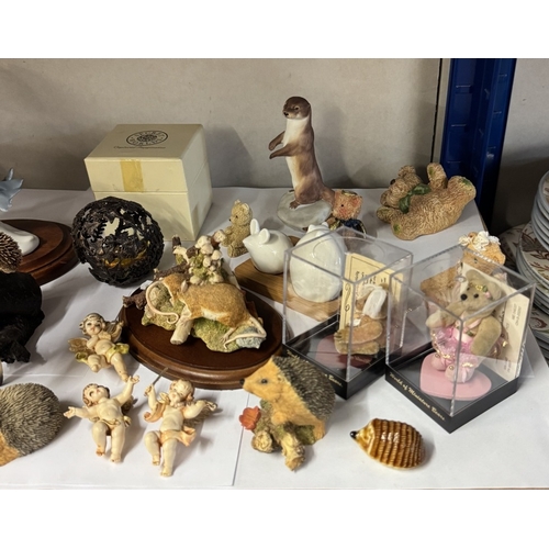 1053 - A good lot of assorted items including World Of Miniature Bears & Sherratt & Simpson