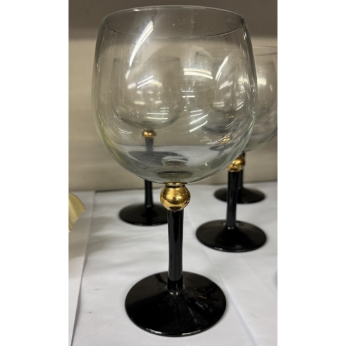 1066 - A nice set of large wine glasses