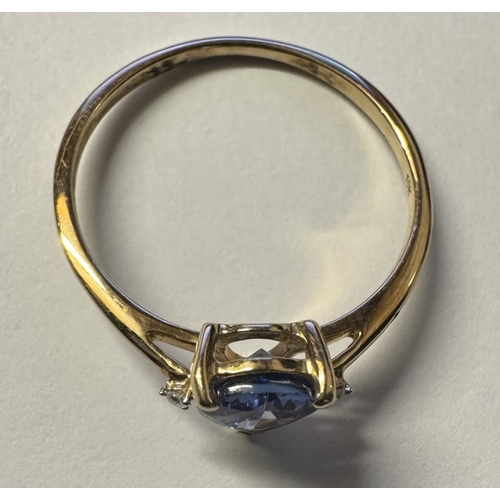 1011 - A yellow gold good colour tanzanite diamond ring. Size P