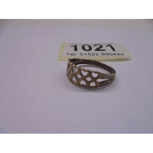 1021 - A 9ct gold ring, size O, 1.65 grams.