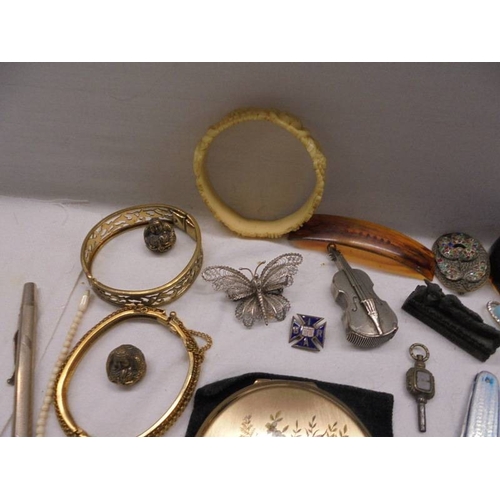 1036 - A mixed lot including violin shaped vesta, silver filigree butterfly brooch, bangles and other costu... 