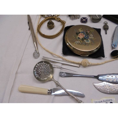 1036 - A mixed lot including violin shaped vesta, silver filigree butterfly brooch, bangles and other costu... 