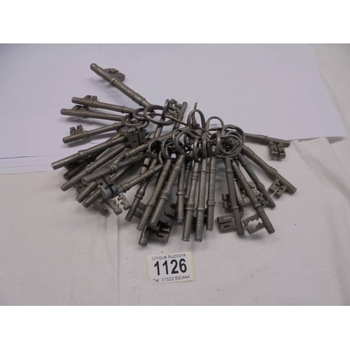 1126 - A large quantity of old metal keys.