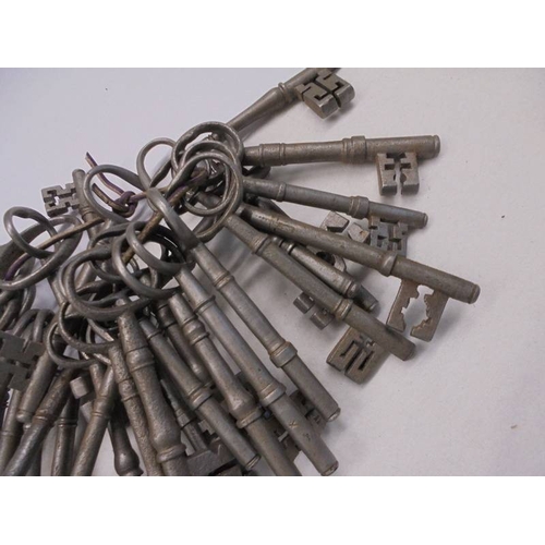 1126 - A large quantity of old metal keys.