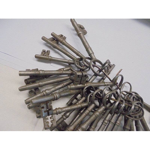 1126 - A large quantity of old metal keys.