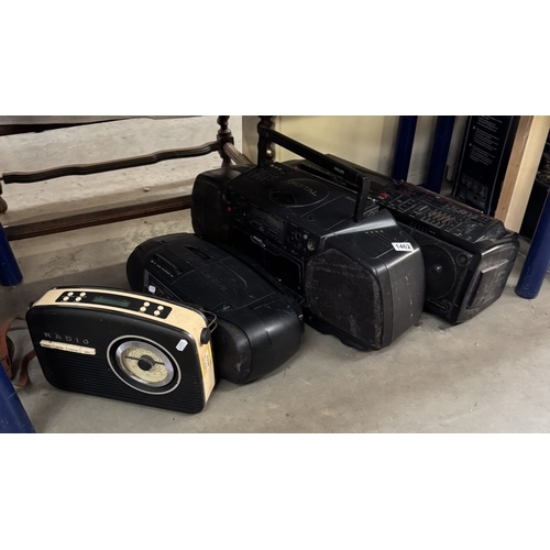 1462 - A vintage style radio & 3 others