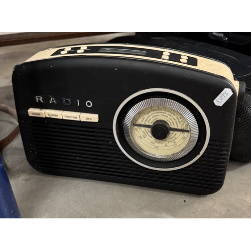 1462 - A vintage style radio & 3 others