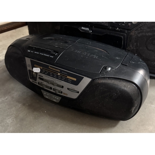 1462 - A vintage style radio & 3 others