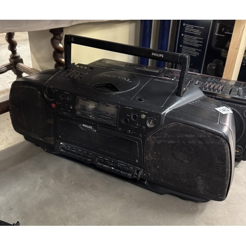 1462 - A vintage style radio & 3 others