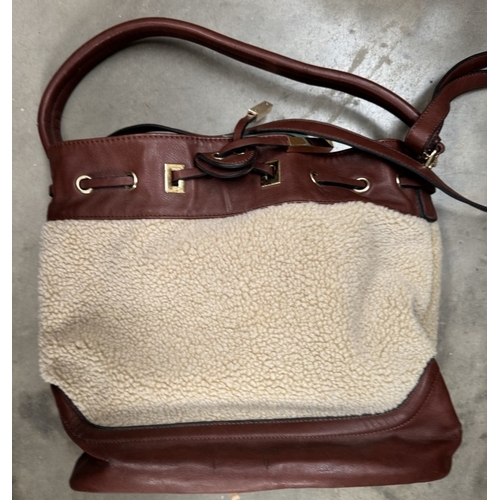 1471 - A quantity of various handbags