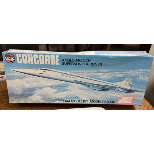 1491 - A vintage Airfix 1/144 06175-1 Series 6 Concorde (Not started) & British Airways plastic Concorde