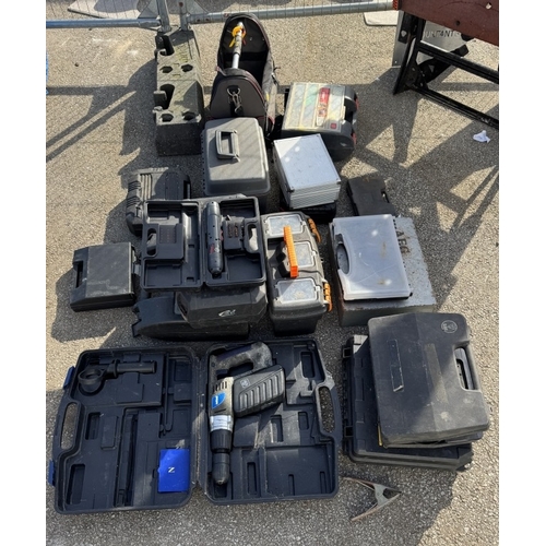 1511 - A quantity of toolboxes, some with contents including drills, a cordless screwdriver etc
