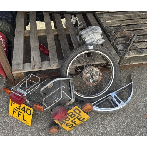 1515 - A quantity of Honda motorbike parts