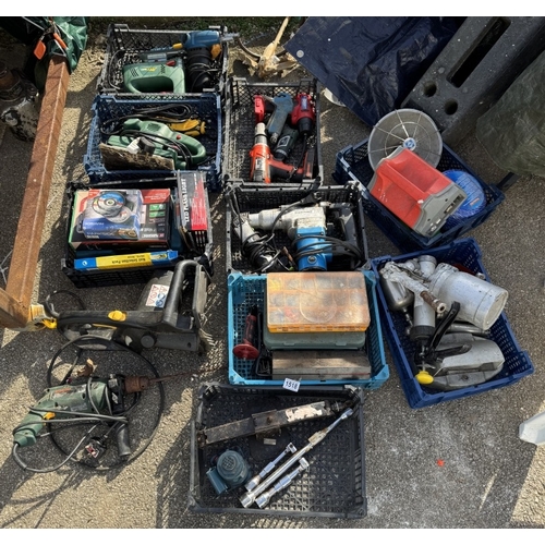 1518 - A large quantity of tools / electric tools including drills, planers etc