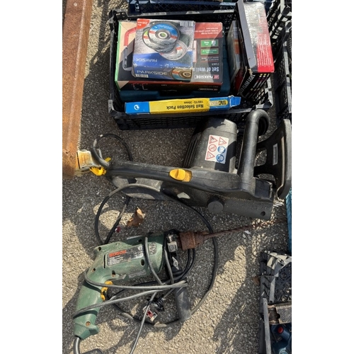 1518 - A large quantity of tools / electric tools including drills, planers etc