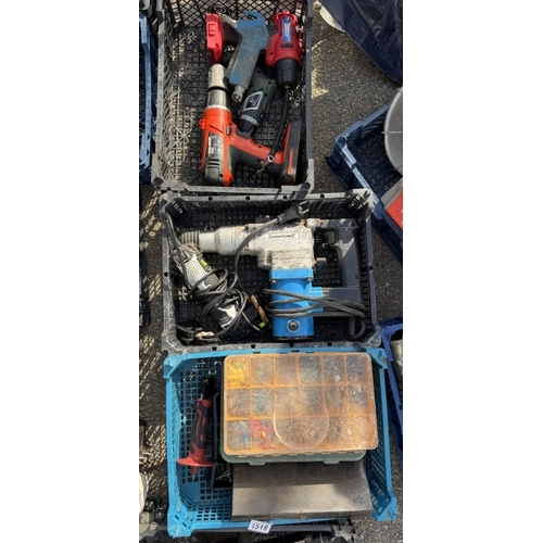 1518 - A large quantity of tools / electric tools including drills, planers etc