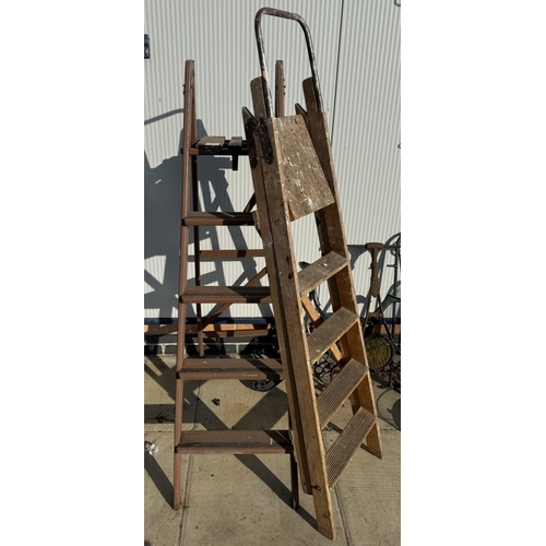 1571 - 2 Wooden step ladders