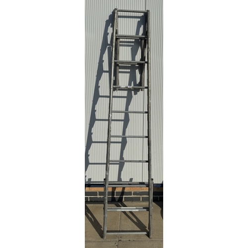 1576 - An aluminium extension ladder