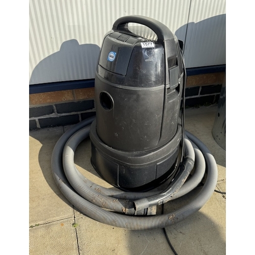 1577 - An Oase pond vacuum
