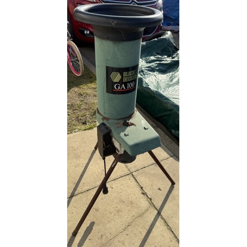 1581 - A Black & Decker GA100 electric shredder