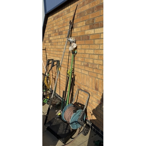 1586 - A hose pipe extension, tree pruner etc