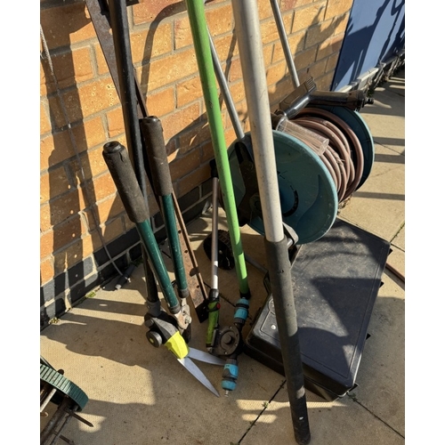1586 - A hose pipe extension, tree pruner etc