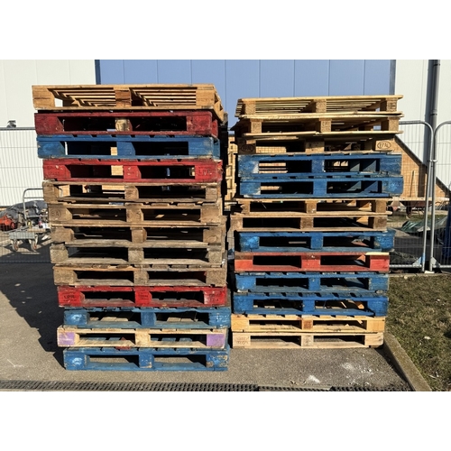 1587 - A quantity of wooden pallets