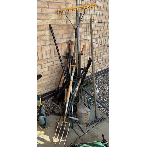 1594 - A quantity of garden forks, shovels etc