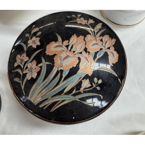 1608 - A selection of vintage ceramic lidded trinket pots