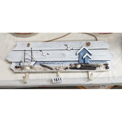 1611 - A wall hanging seaside souvenir coat hanger board